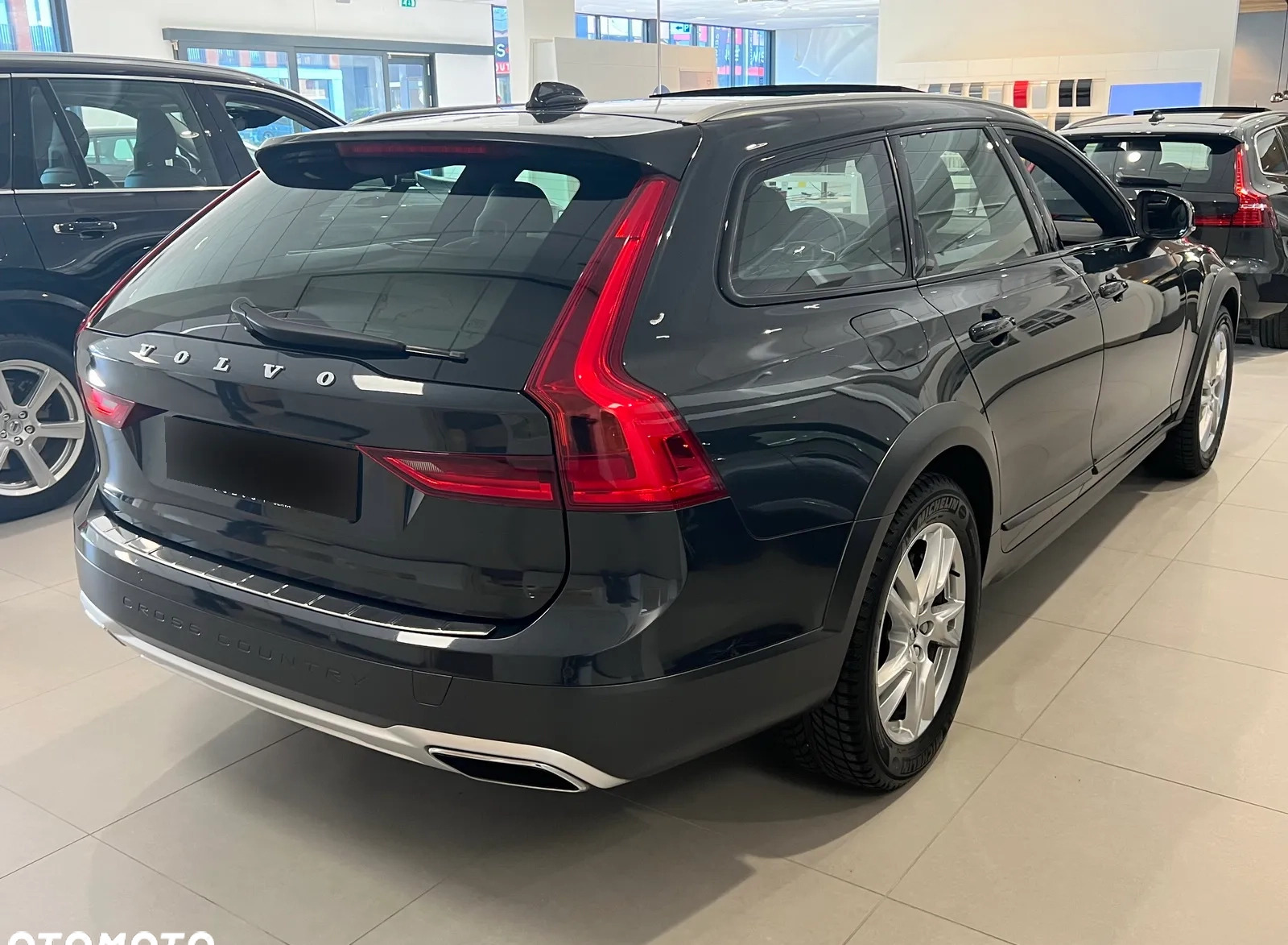 Volvo V90 Cross Country cena 135900 przebieg: 161900, rok produkcji 2017 z Zawidów małe 277